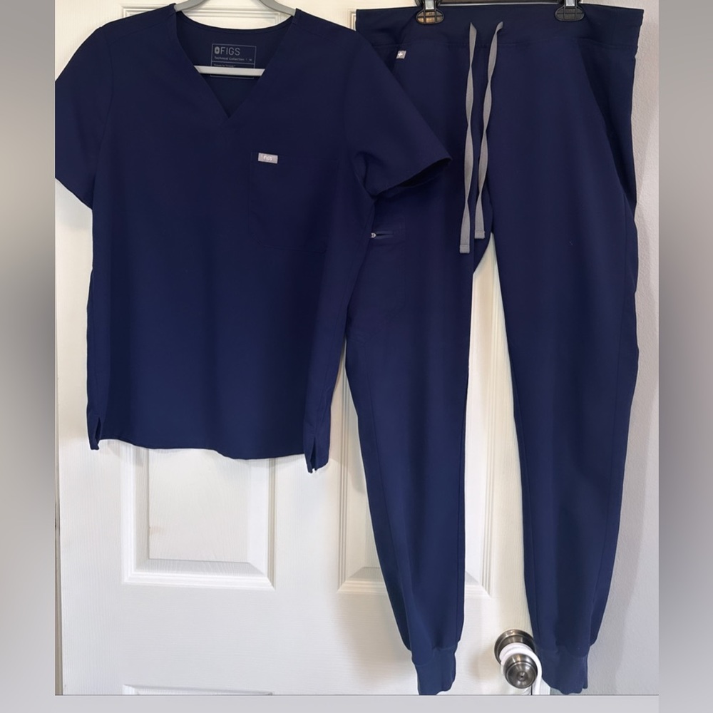 Figs women’s size M/MT scrub top and Zamora joggers